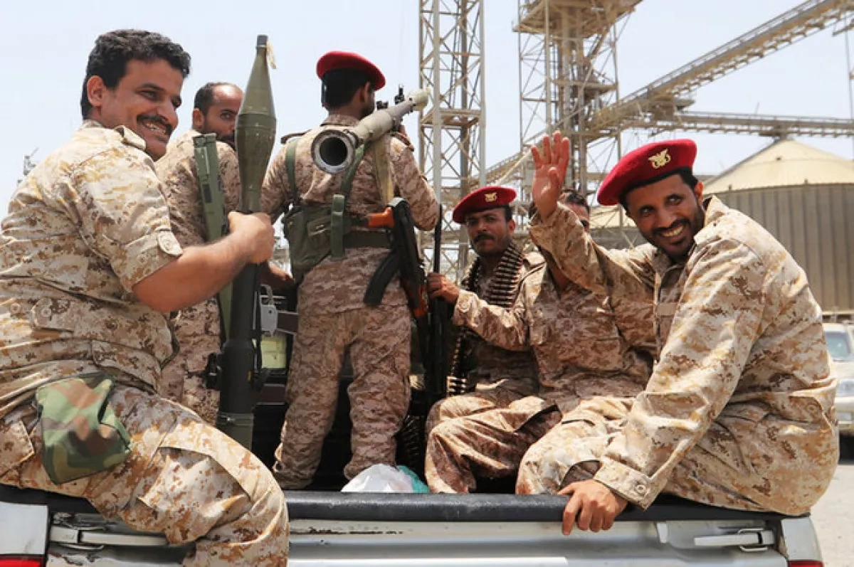 Houthis strike Yemeni army positions with missiles and drones