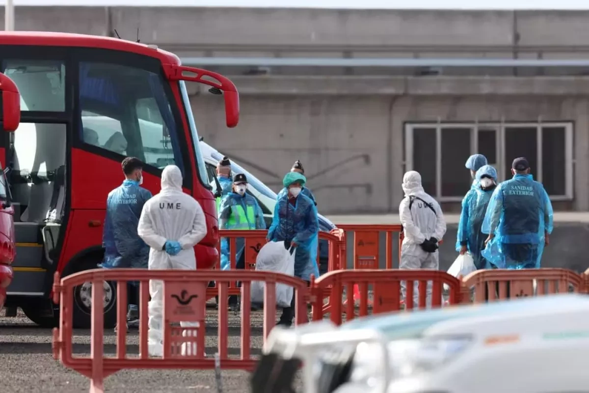 El País shows evacuation of passengers from hantavirus-affected ship PHOTO