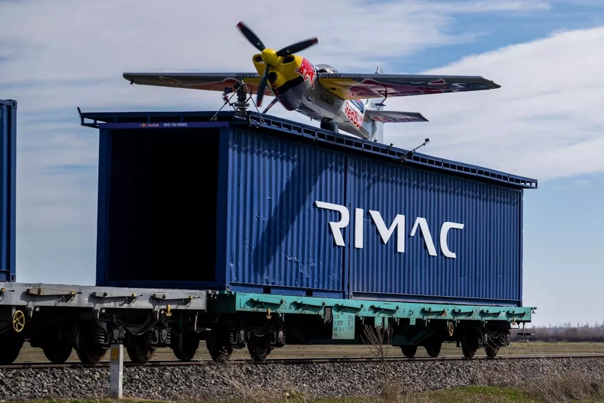 Italian daredevil lands plane on high-speed train in Türkiye PHOTO / VIDEO