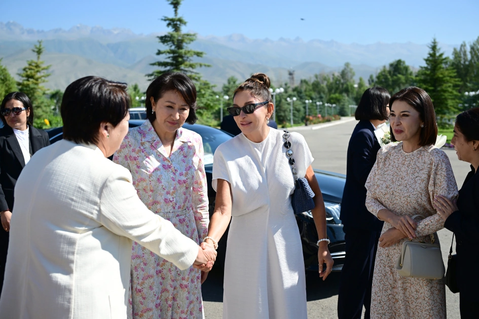 First Lady Mehriban Aliyeva visits “Altyn Balalyk” Health and Rehabilitation Center in Cholpon-Ata (PHOTO/VIDEO)