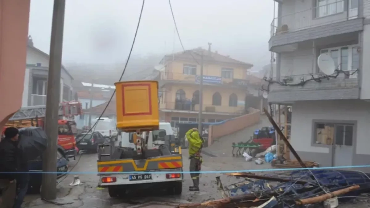Brutal storm batters Türkiye Roofs torn off, walls collapse, lighthouse topples / Photo