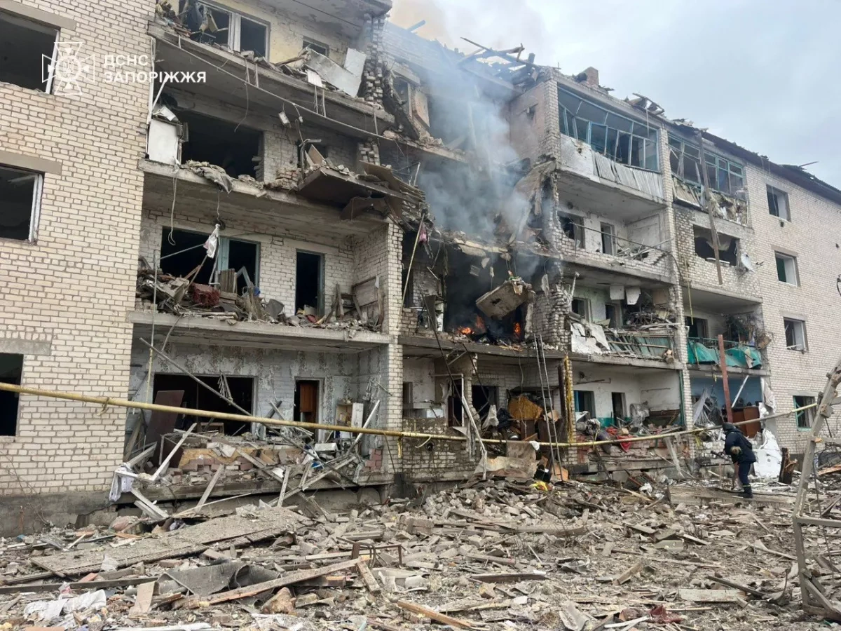 Russian airstrike hits Zaporizhzhia apartment block, civilians injured PHOTO
