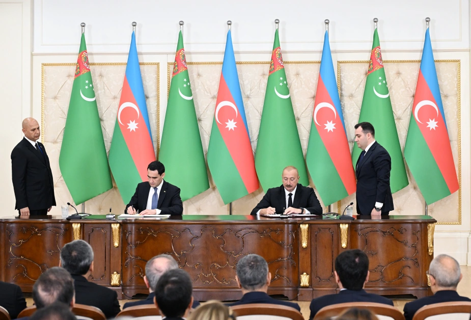 Azerbaijan and Turkmenistan exchange documents (PHOTO)