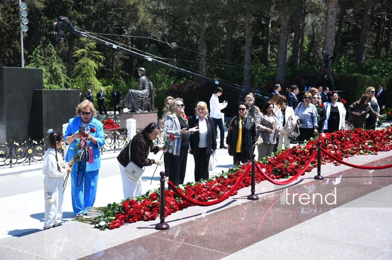 Azerbaijani people honor memory of National Leader Heydar Aliyev (PHOTO)