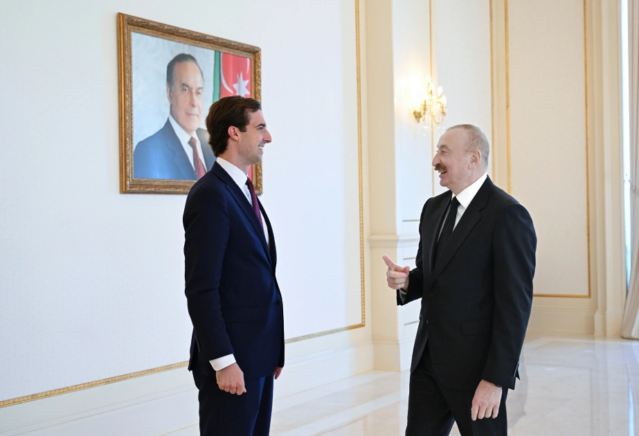 President Ilham Aliyev shows commemorative gift from President Donald Trump to U.S. Assistant Secretary of State (VIDEO)