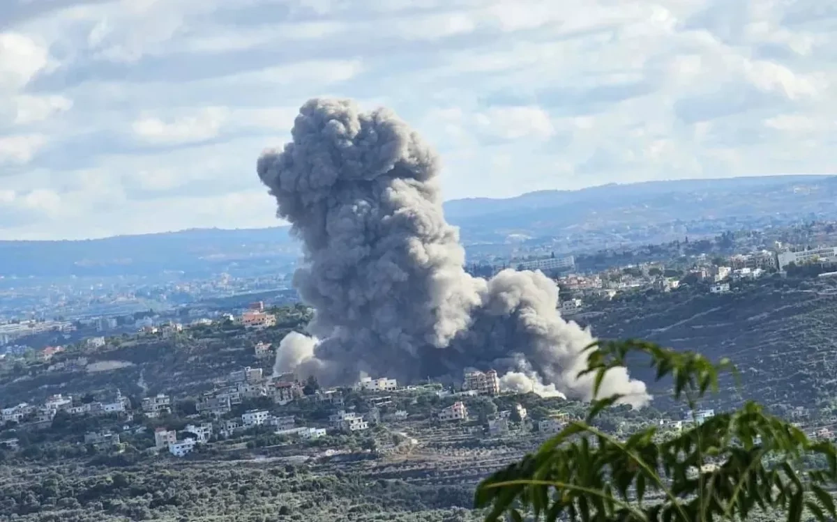 Israel strikes Hezbollah command centres in southern Lebanon VIDEO