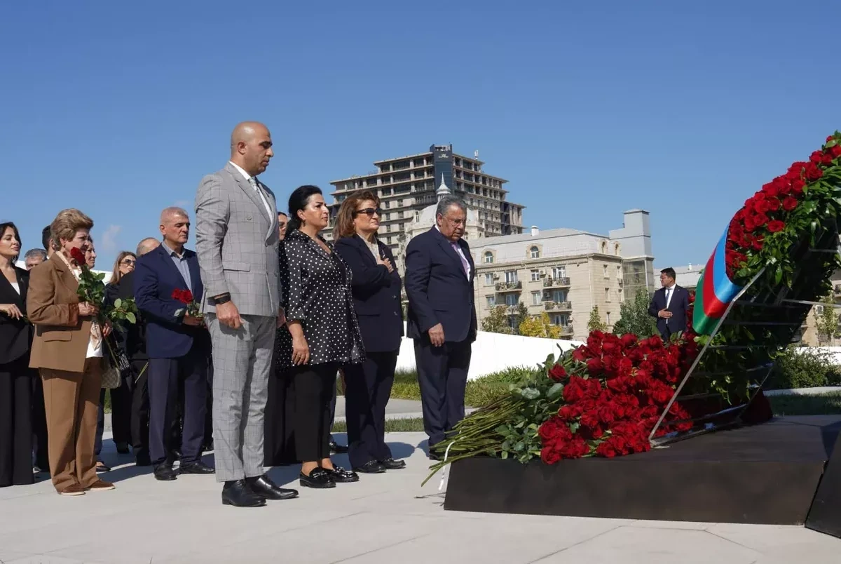 Azerbaijan’s parliament leadership and MPs honor martyrs at Victory Park PHOTO