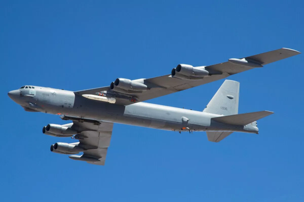 US B-52 bomber declares mid-air emergency over southern England