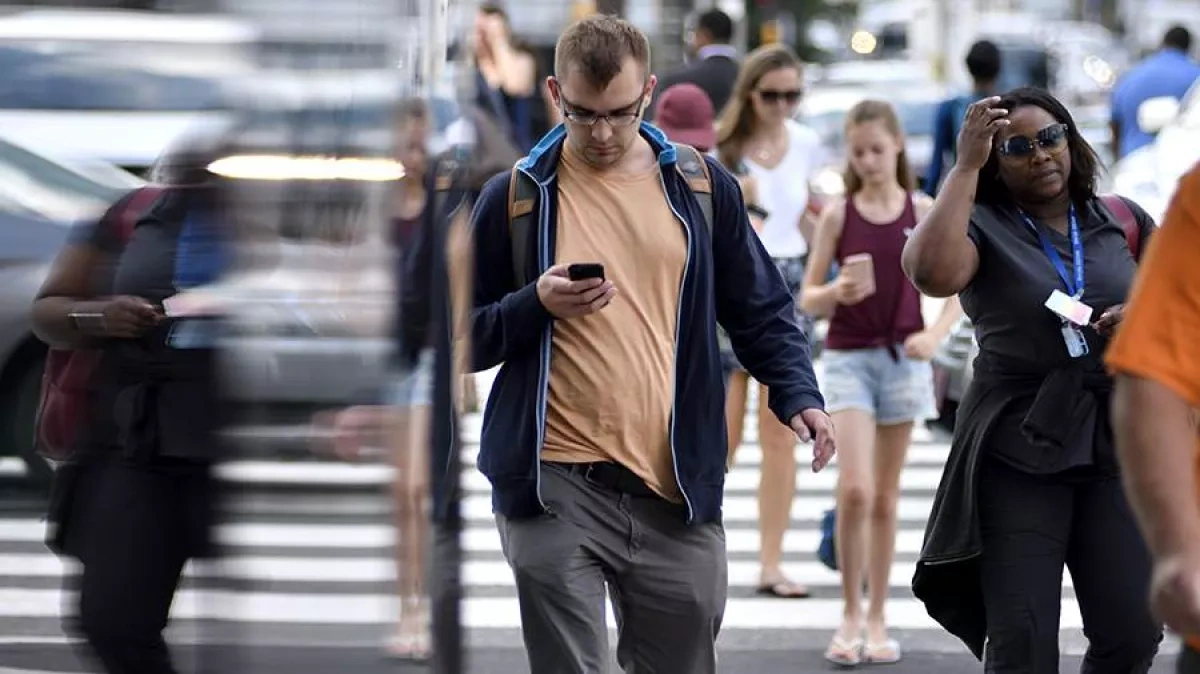 Italy plans €75 fine for pedestrians using phones while crossing roads