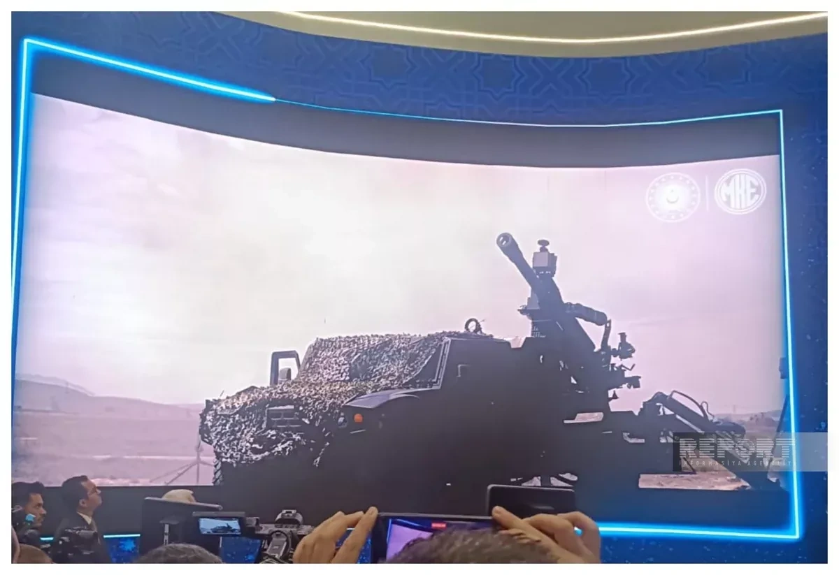 Türkiye unveils new 105mm self-propelled howitzer URAN at defence expo