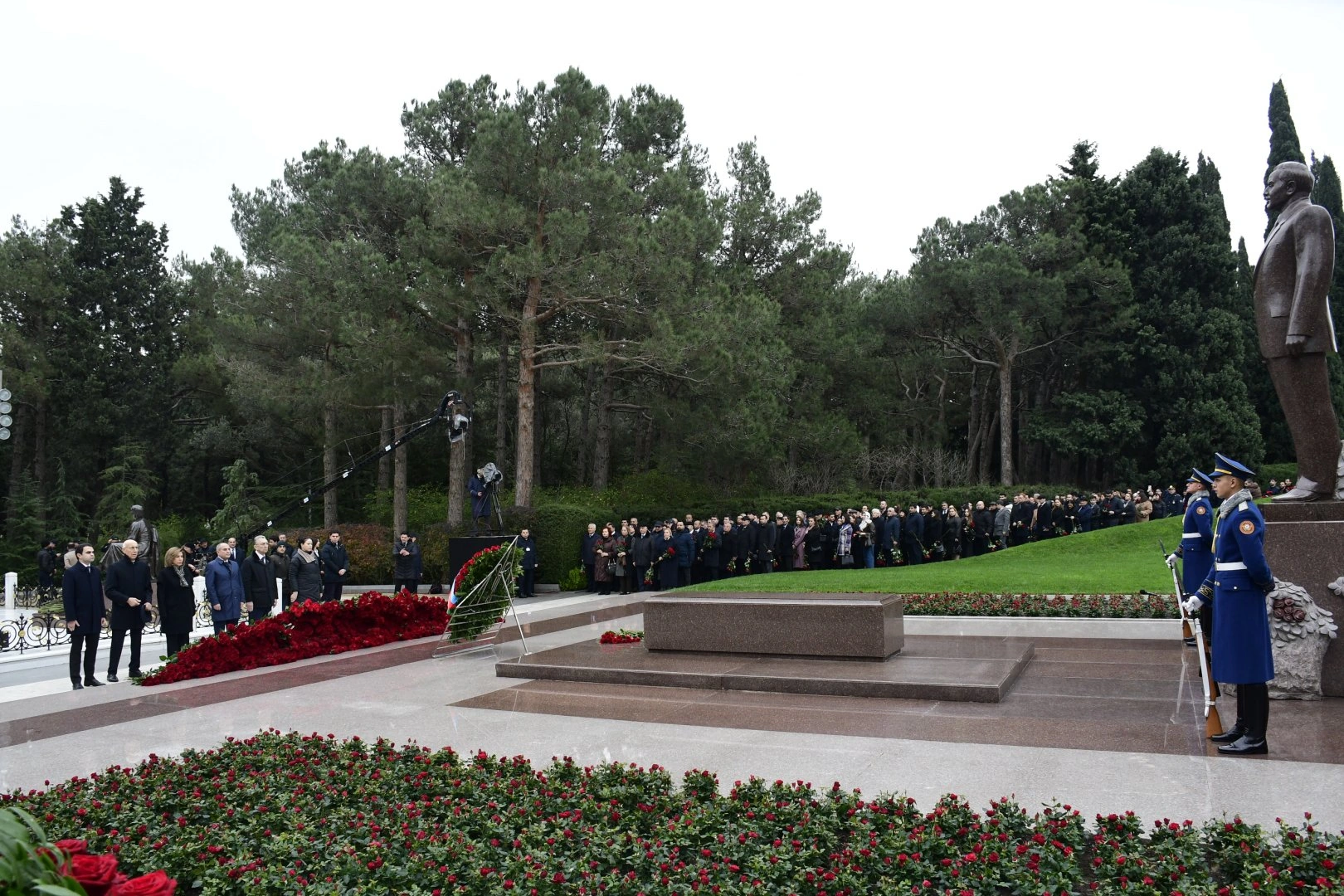 New Azerbaijan Party representatives honor National Leader Heydar Aliyev's memory (PHOTO)
