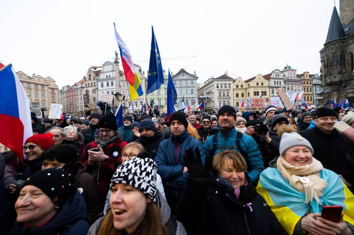 Tens of thousands rally in Prague to show support for President Pavel PHOTO / VIDEO