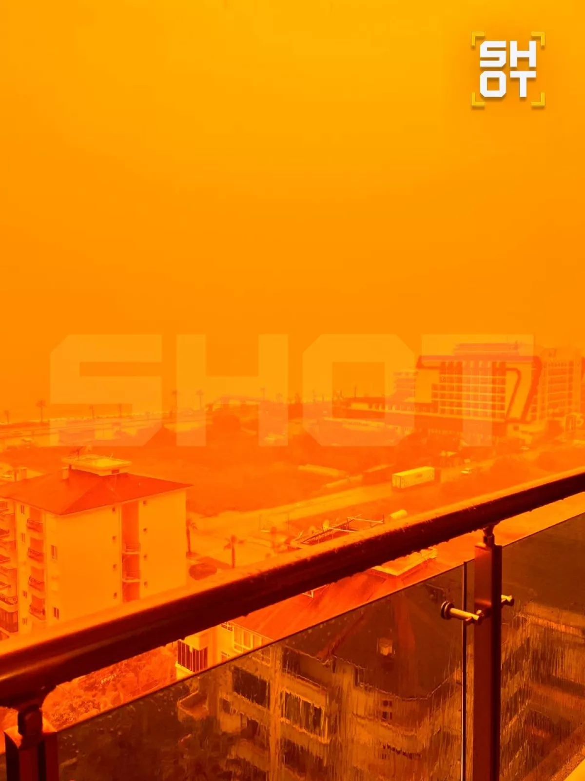 Sandstorm colors Türkiye's resort city Antalya orange PHOTO