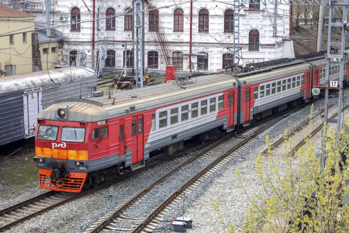 Armed man detained after shooting incident on Russian commuter train