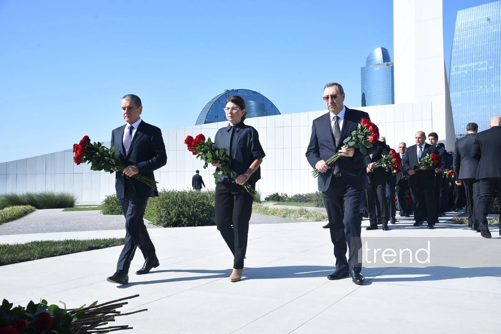 Azerbaijani officials pay tribute at Victory Park Memorial on Remembrance Day (PHOTO)