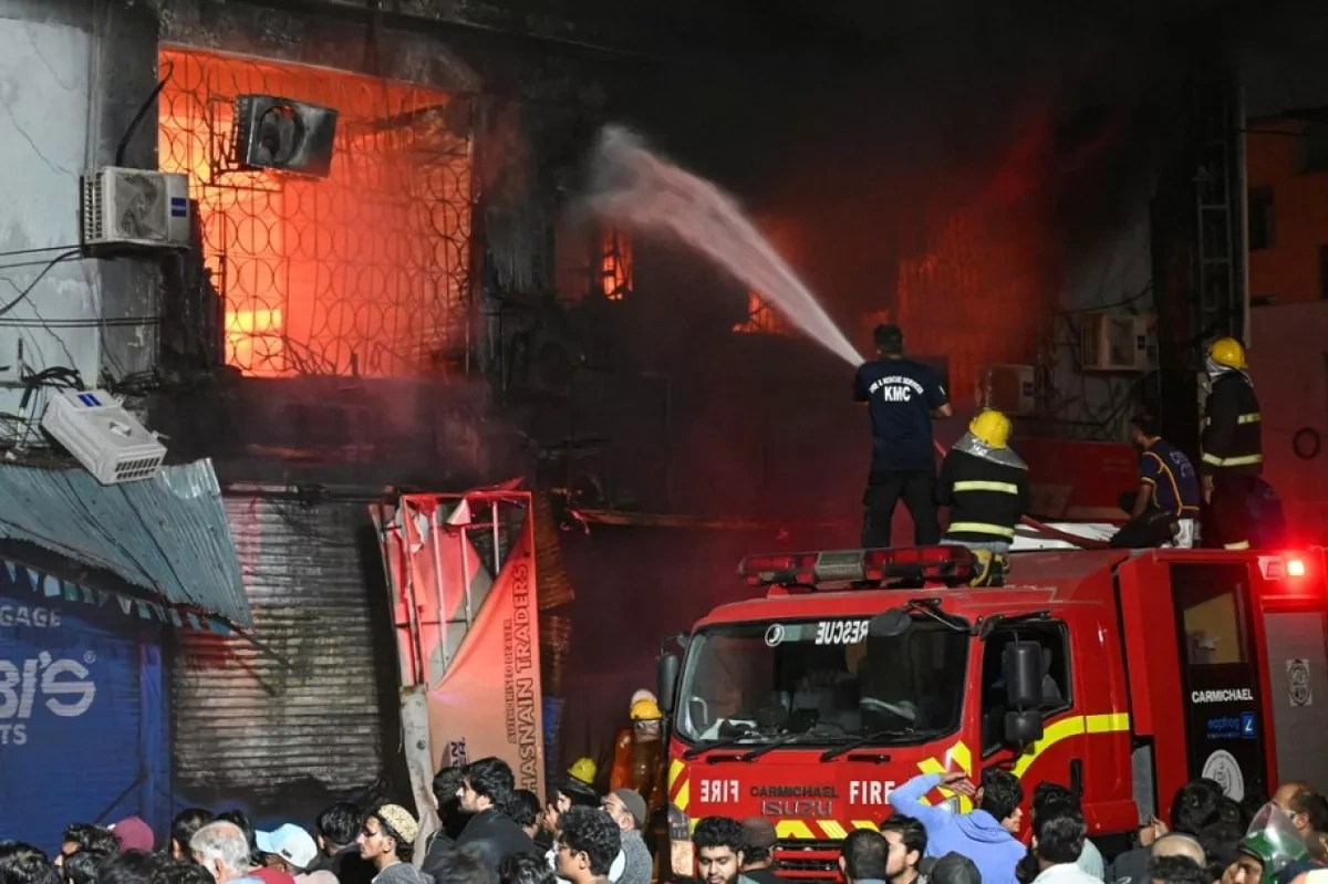 Massive fire in Pakistan's shopping mall leaves 11 dead, dozens missing Photo