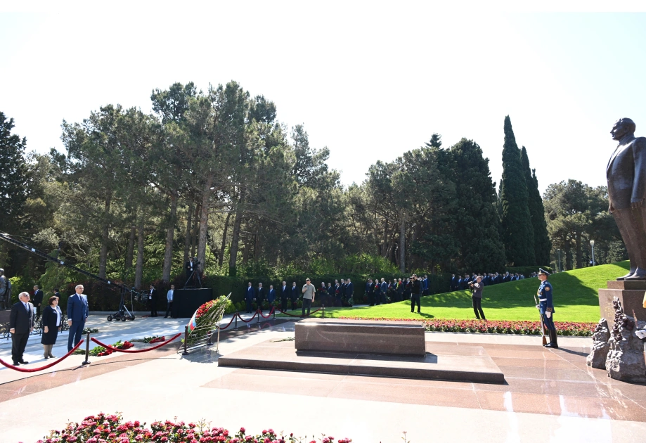 Azerbaijan’s state and government officials pay tribute to National Leader Heydar Aliyev (PHOTO)
