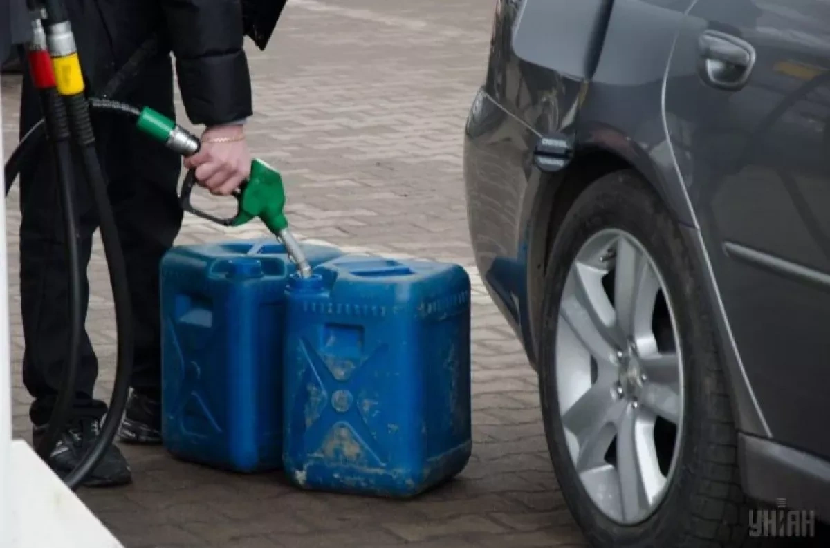 Russians stock up on gas cans as new fuel crisis looms