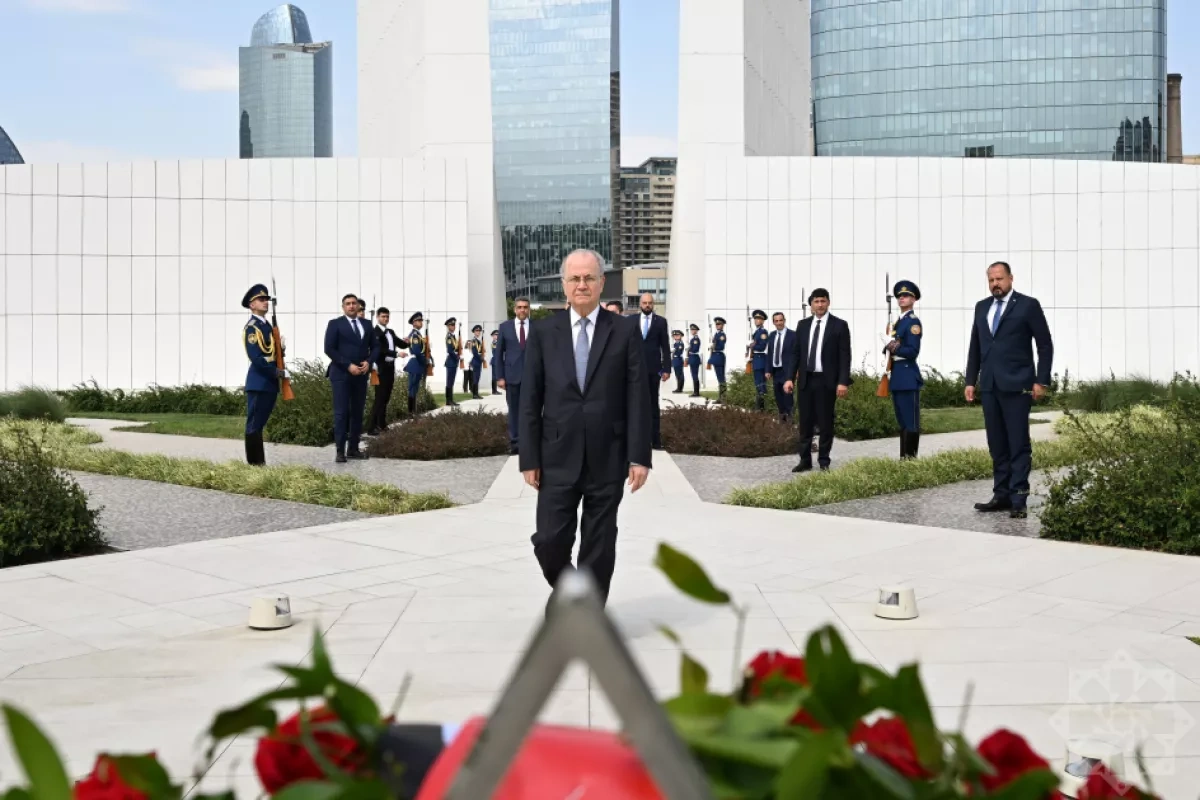 Palestinian PM pays tribute to Azerbaijan’s national leader, martyrs during Baku visit PHOTO