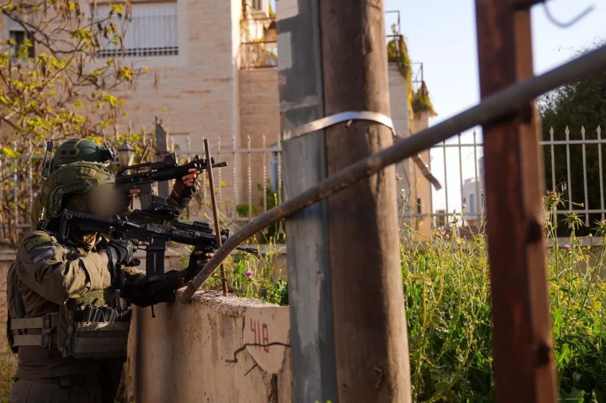 Israeli forces detain six in West Bank raids, seize weapons PHOTO / VIDEO