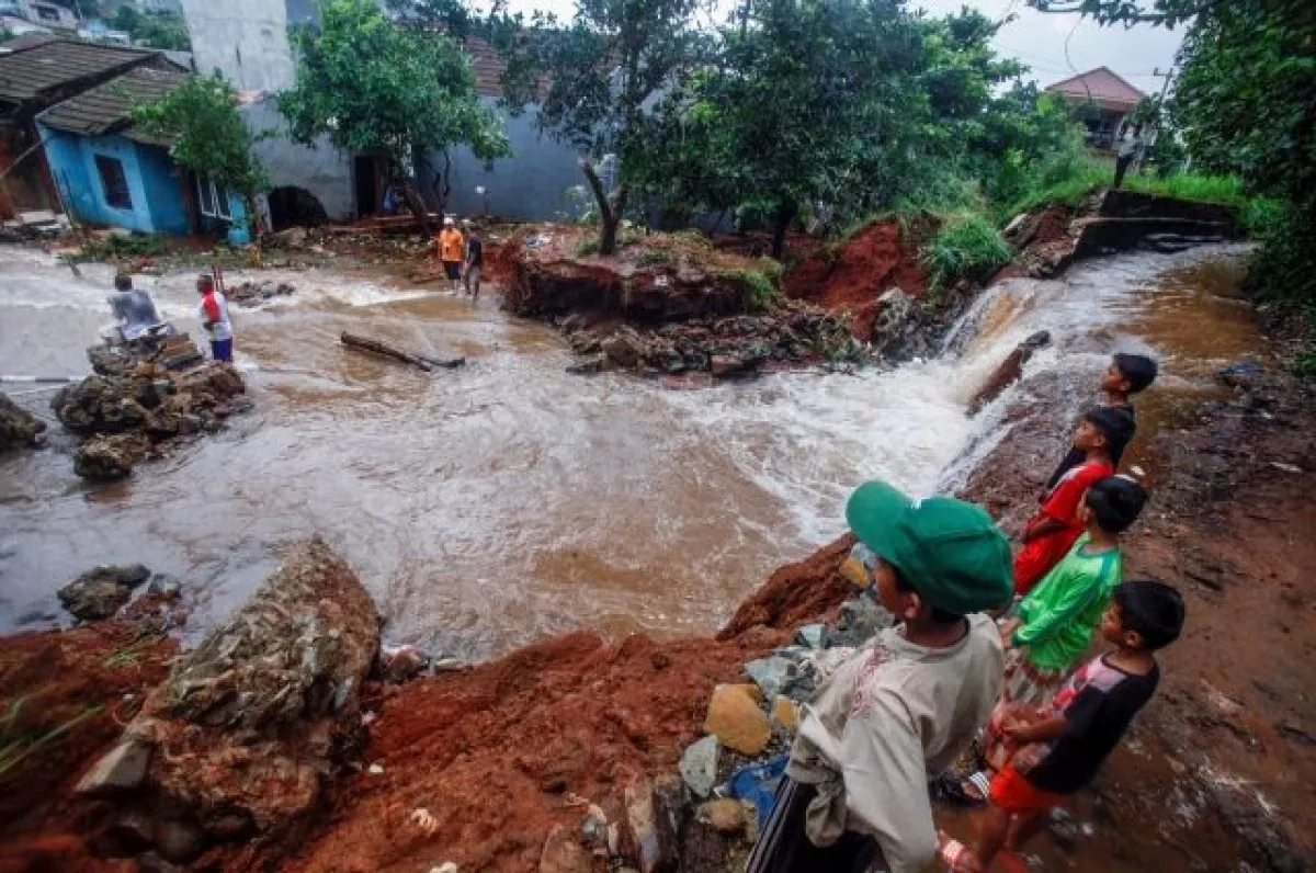 Indonesia floods and landslides kill over 1,000