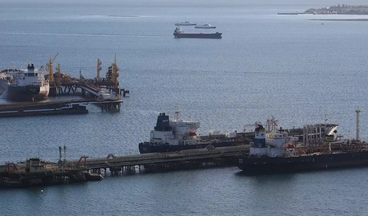 Kyiv blacklists 225 ship captains over Russian oil exports