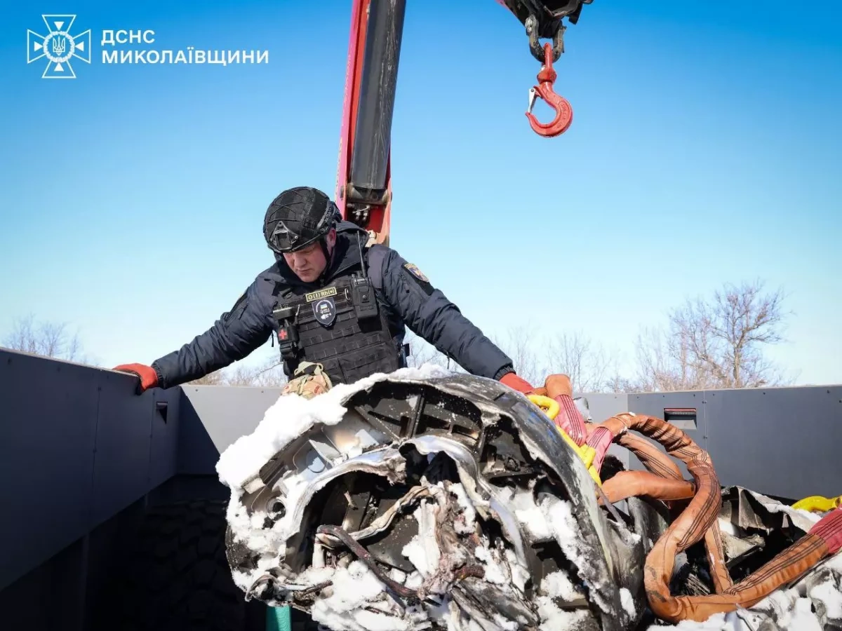 Ukrainian engineers neutralise remains of Russian cruise missile in Mykolaiv PHOTO