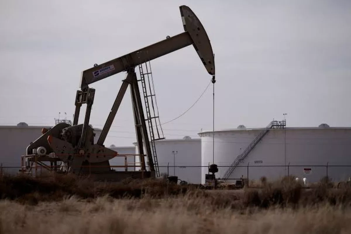 Oil prices edge lower as markets weigh US-Iran supply risks