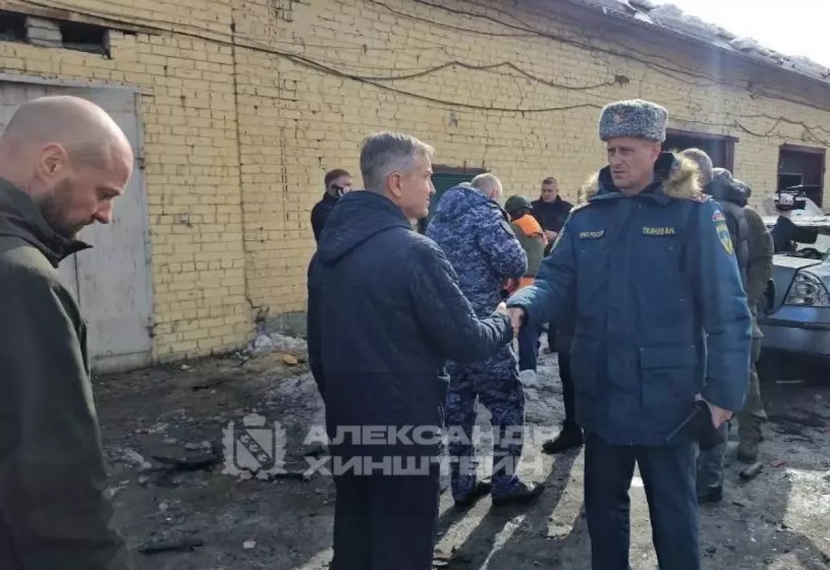 Missile debris damages apartment building in Russia, killing one Photo