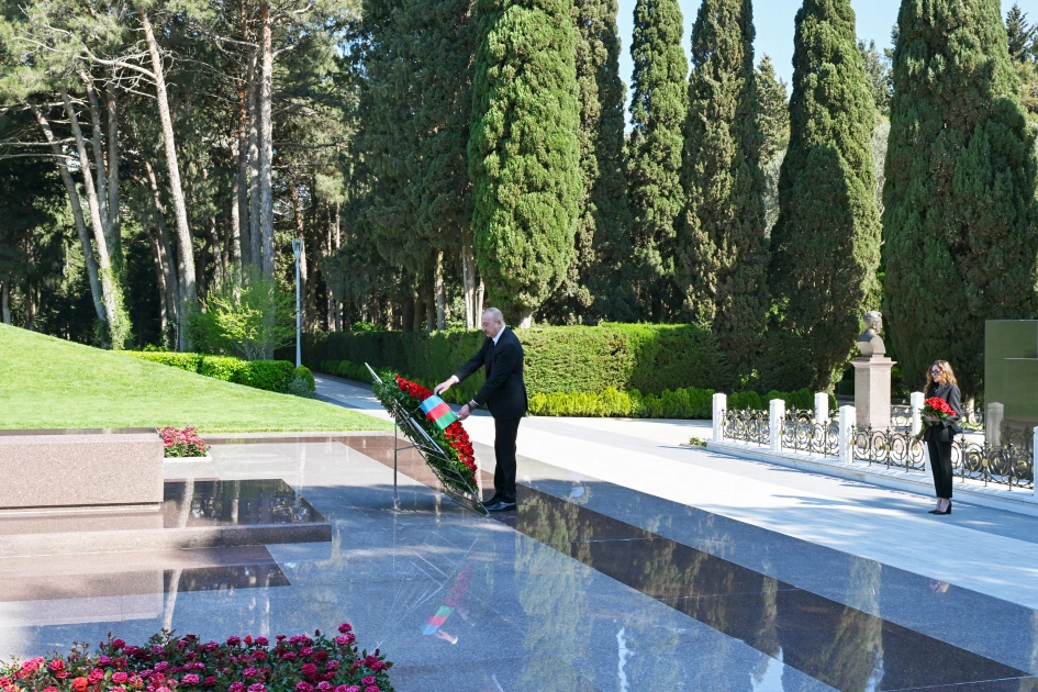 President Ilham Aliyev and First Lady Mehriban Aliyeva visit tomb of National Leader Heydar Aliyev at Alley of Honors (PHOTO)