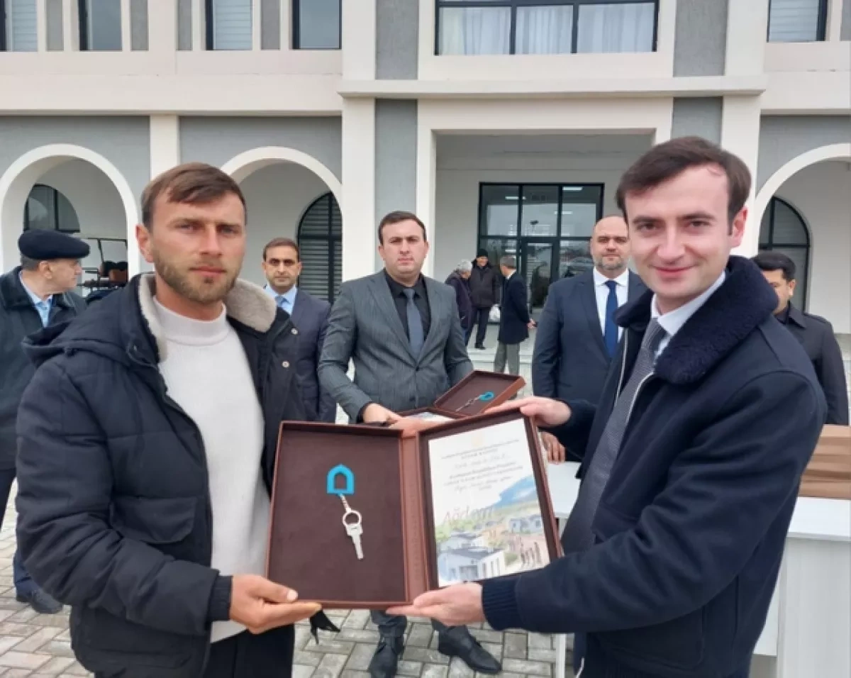 Another group of former IDPs receives keys to homes in Khojavand's Girmizi Bazar UPDATED / PHOTO