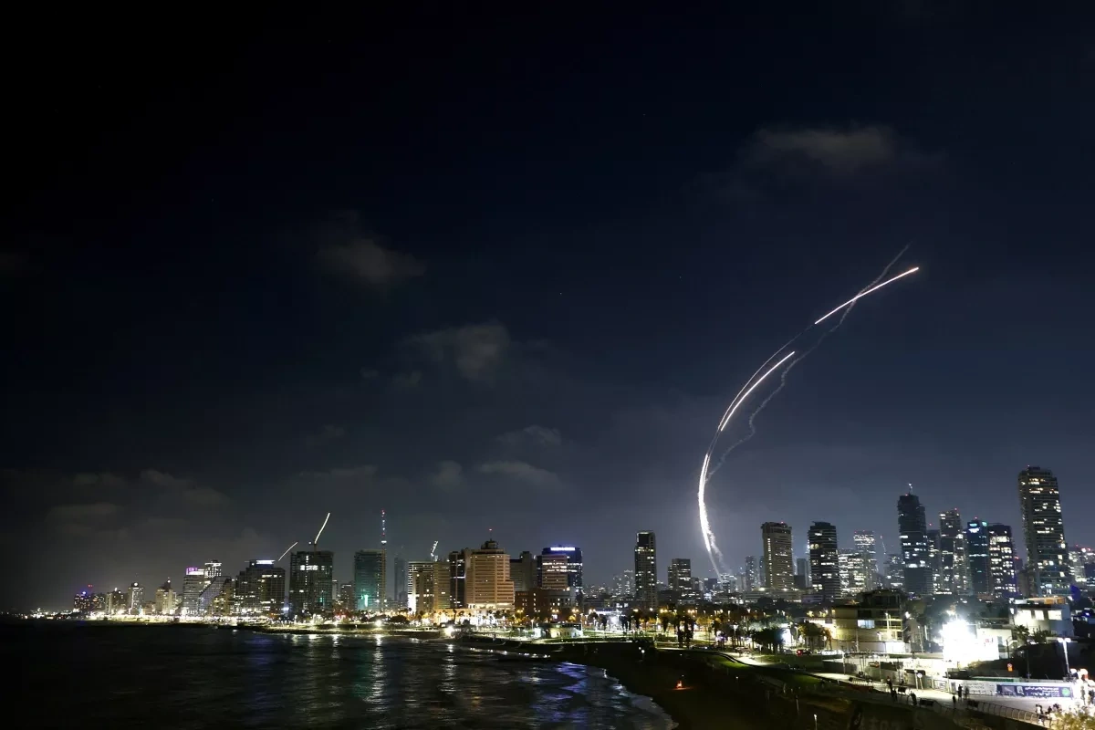 Iranian missiles strike central Tel Aviv, injuries reported