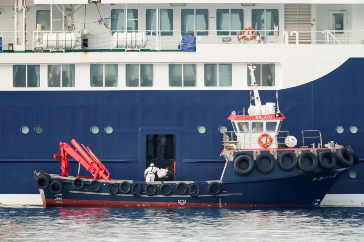 El País shows evacuation of passengers from hantavirus-affected ship PHOTO