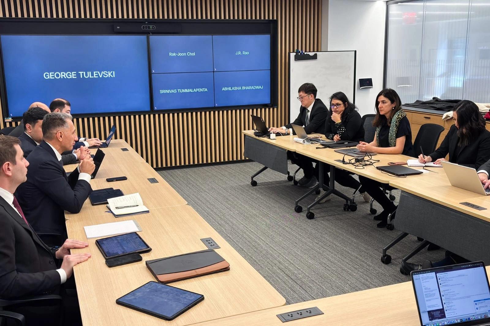Azerbaijan discusses Middle Corridor dev't with U.S. company (PHOTO)