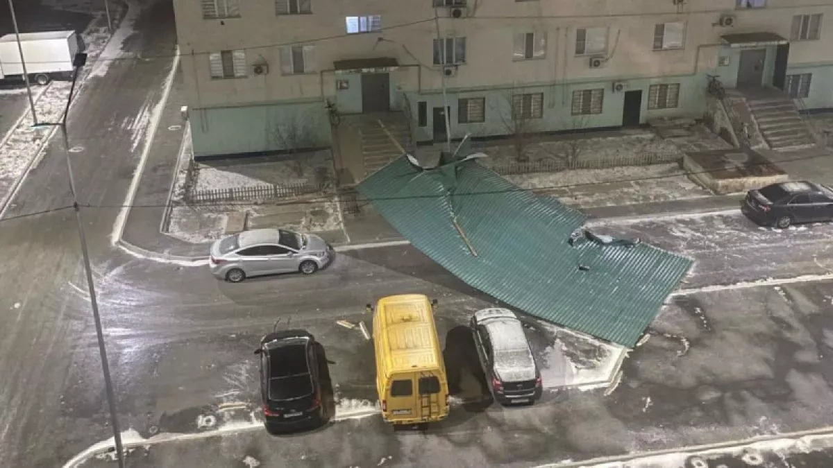 Strong winds tear off roofs, cladding from houses in Atyrau, Kazakhstan