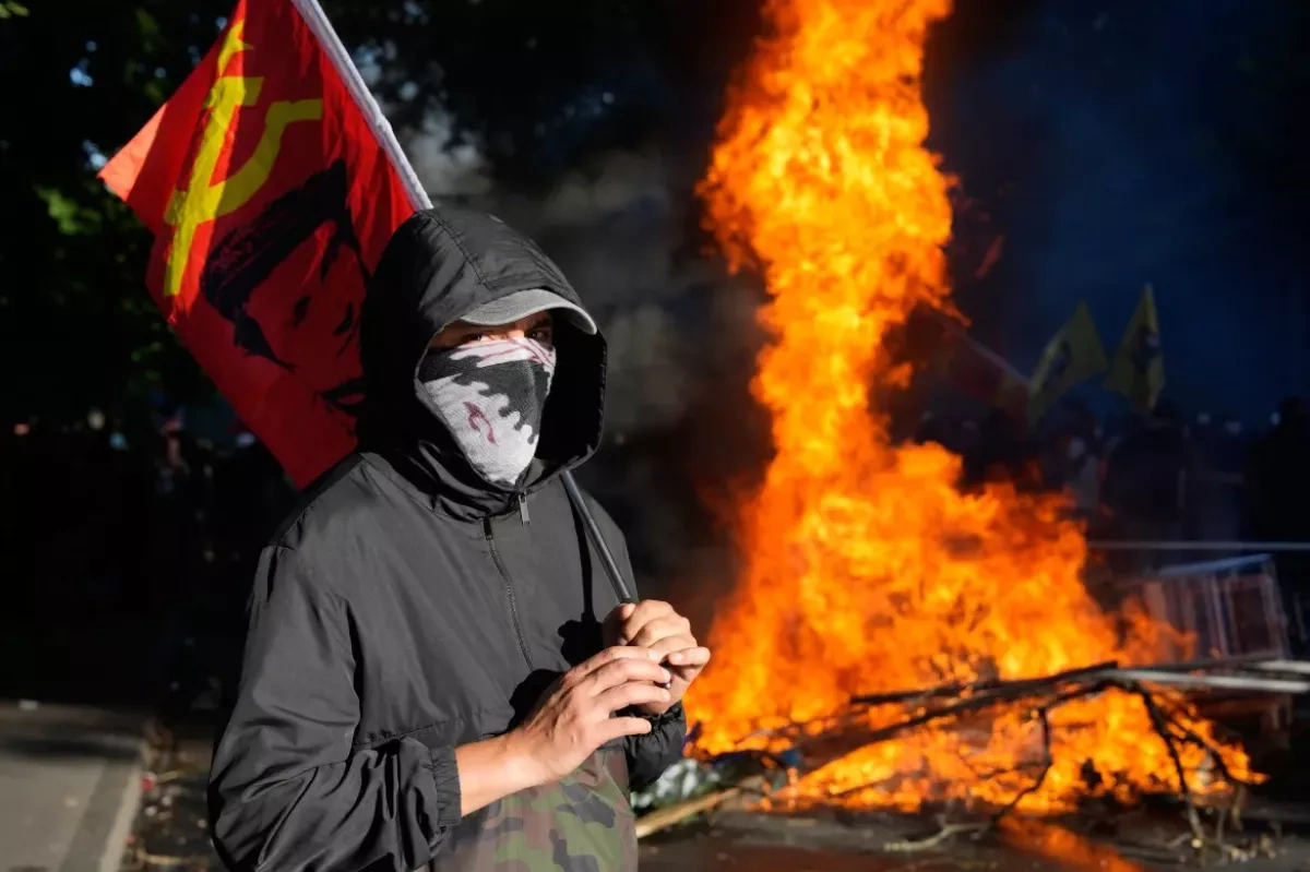 Geneva protest turns violent as police use tear gas ahead of G7 PHOTO