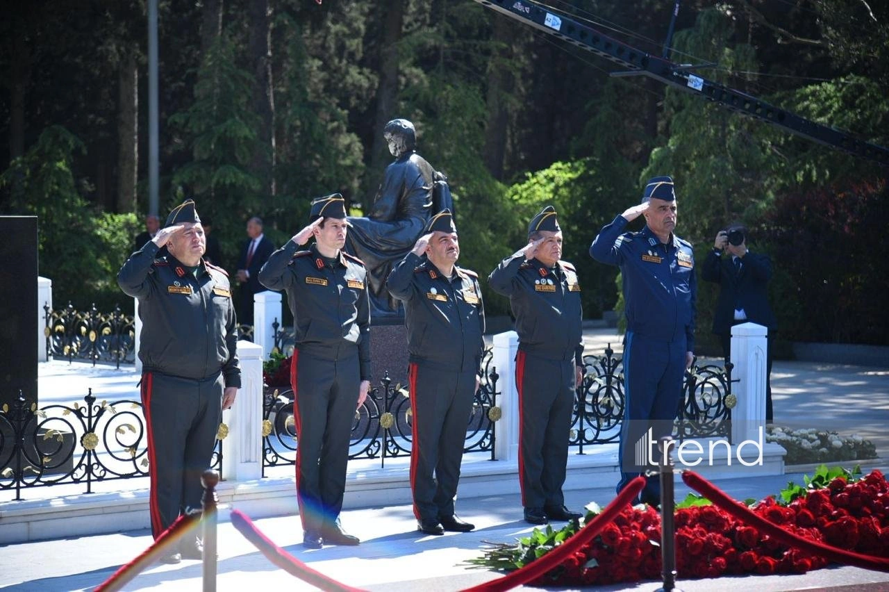 Azerbaijan’s state and government officials pay tribute to National Leader Heydar Aliyev (PHOTO)