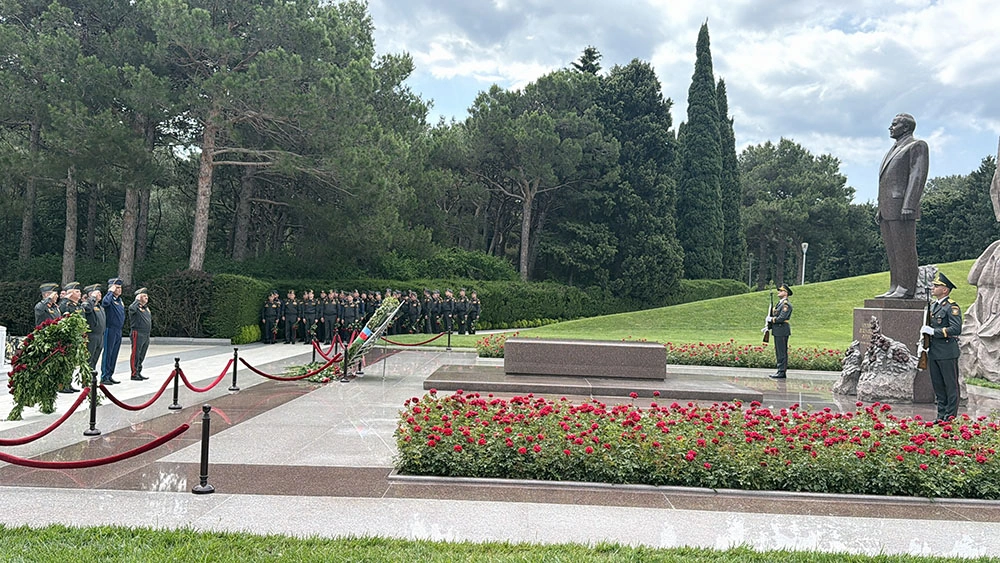 Leadership of Azerbaijan’s Ministry of Defense visits Alley of Honors, Victory Park, and Military Memorial Cemetery (PHOTO/VIDEO)