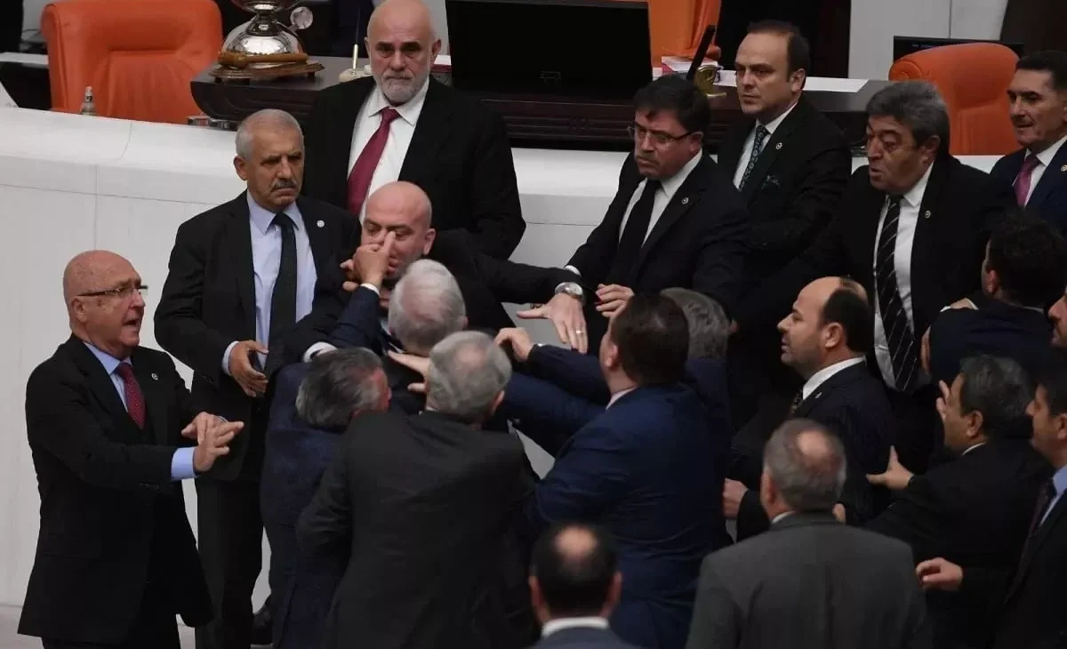 Clashes erupt in Türkiye’s parliament over 2026 state budget VIDEO