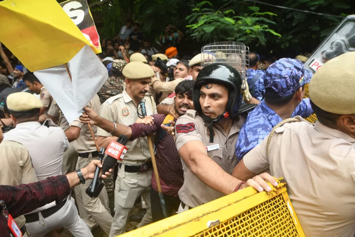 Thousands protest in New Delhi demanding education minister’s resignation VIDEO