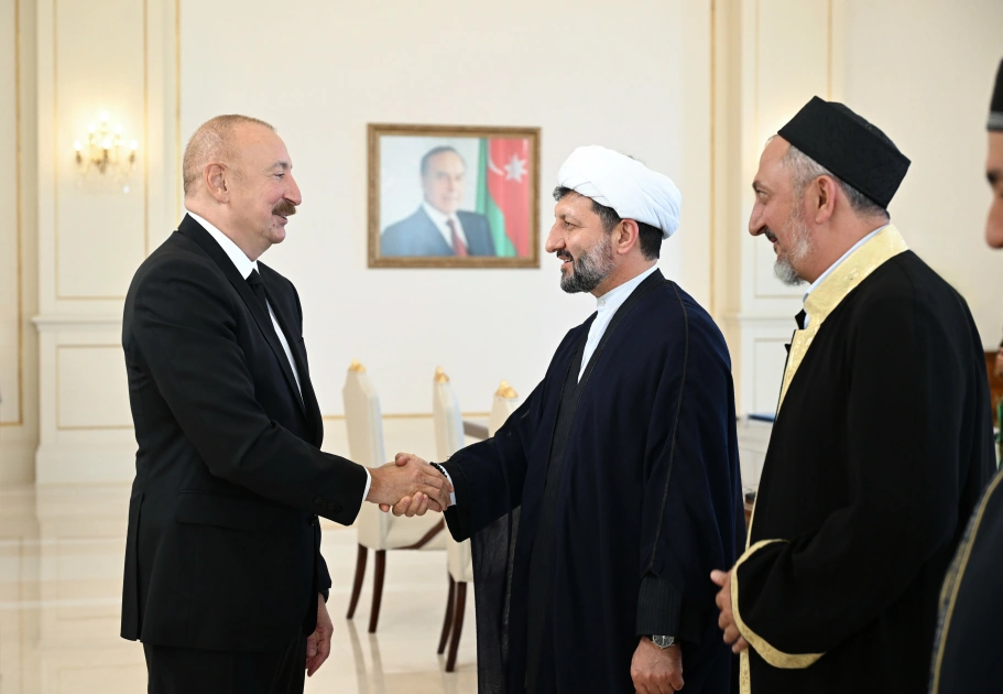 President Ilham Aliyev receives participants of international conferences held in Baku (PHOTO)