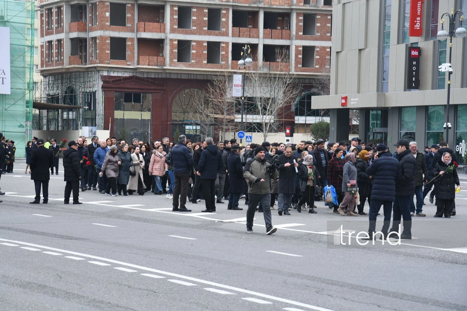 Azerbaijani people visit "Mother's Cry" monument on 34th anniversary of Khojaly genocide (PHOTO)