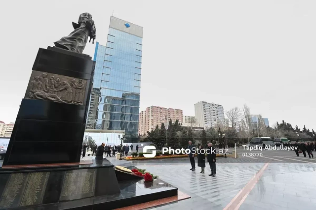 Azerbaijani officials visiting Khojaly tragedy memorial in Baku PHOTO