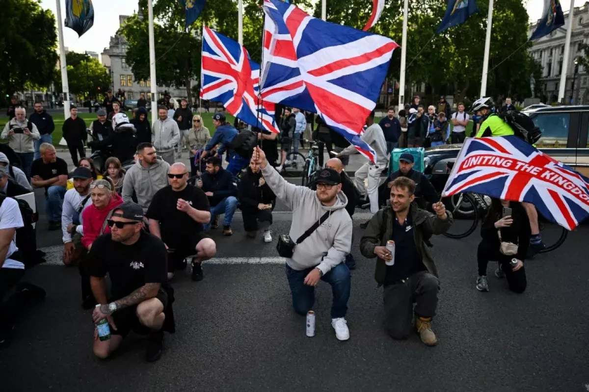 Anti-immigration protests erupt across UK after Northern Ireland stabbing VIDEO