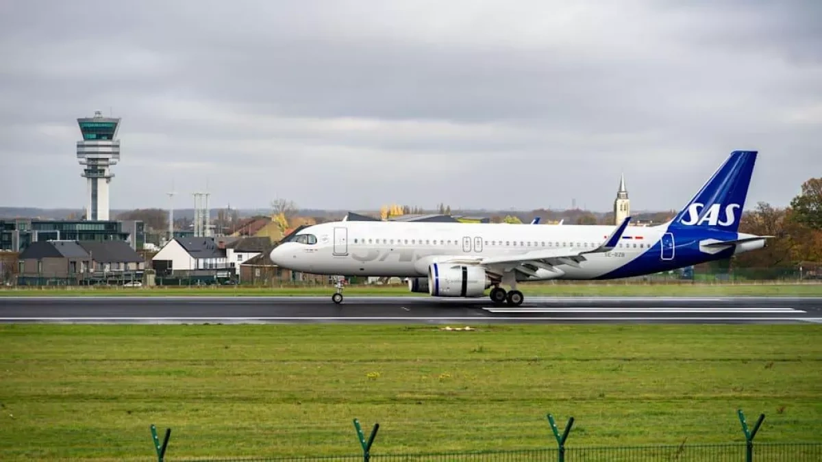 Plane narrowly avoids crash after aborting takeoff on taxiway at Brussels airport