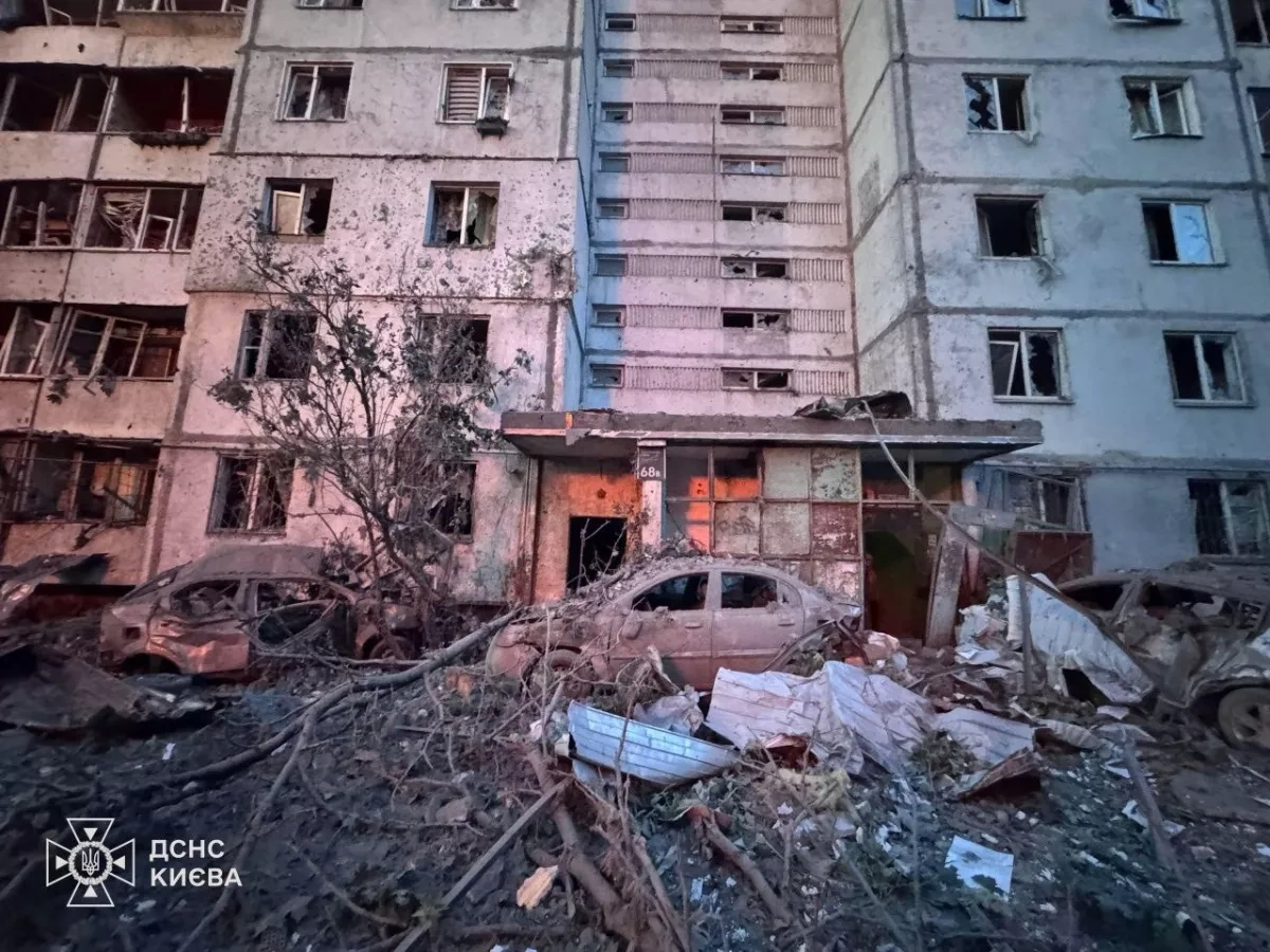 Russian attack sets Kyiv neighborhoods ablaze, killing 4, wounding 58 PHOTO