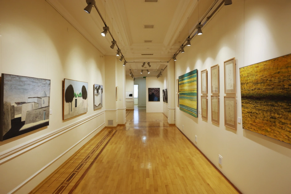 President Ilham Aliyev, First Lady Mehriban Aliyeva, and family members view retrospective exhibition titled “My Absheron: Plus”