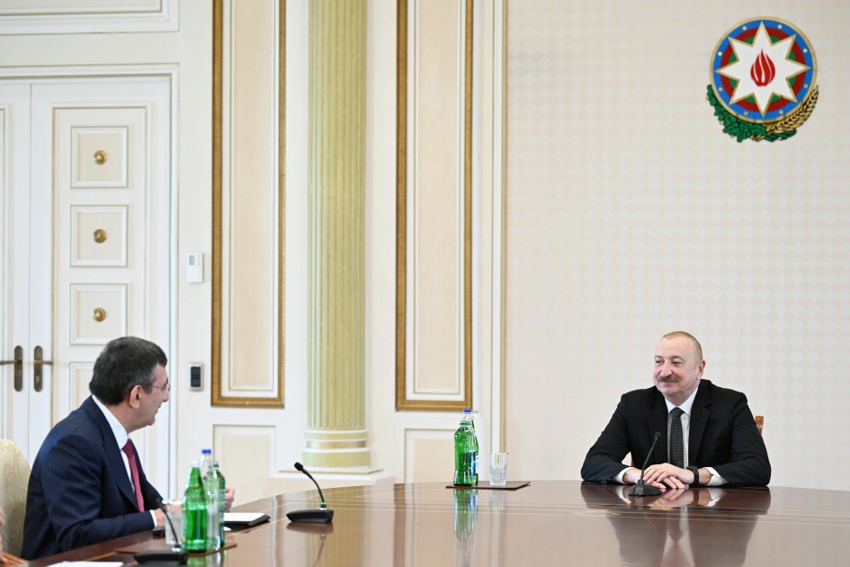 President Ilham Aliyev receives participants of meeting of heads of government of member states of Organization of Turkic States (PHOTO)