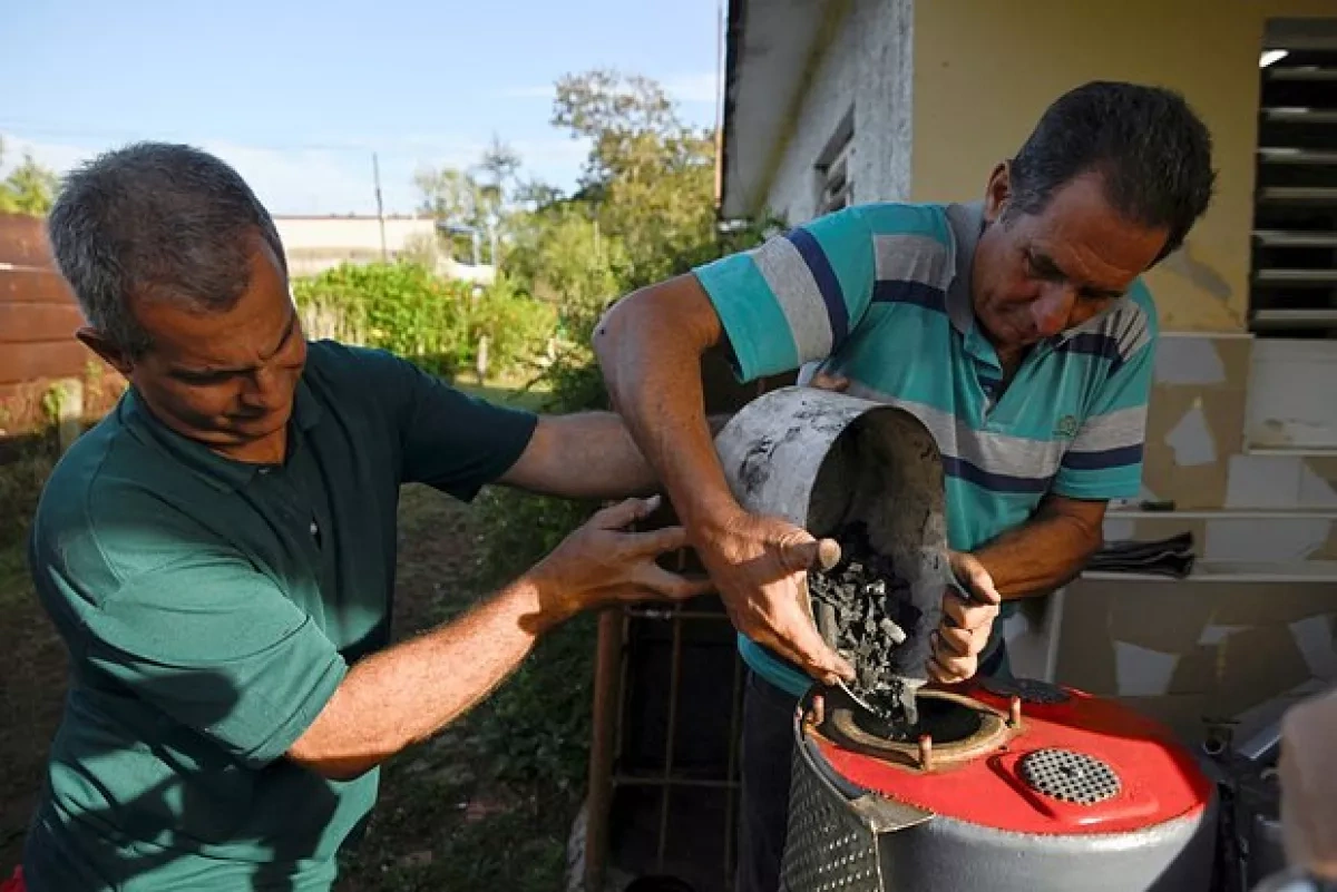 Reuters: Cuban mechanic converts old fiat to run on charcoal