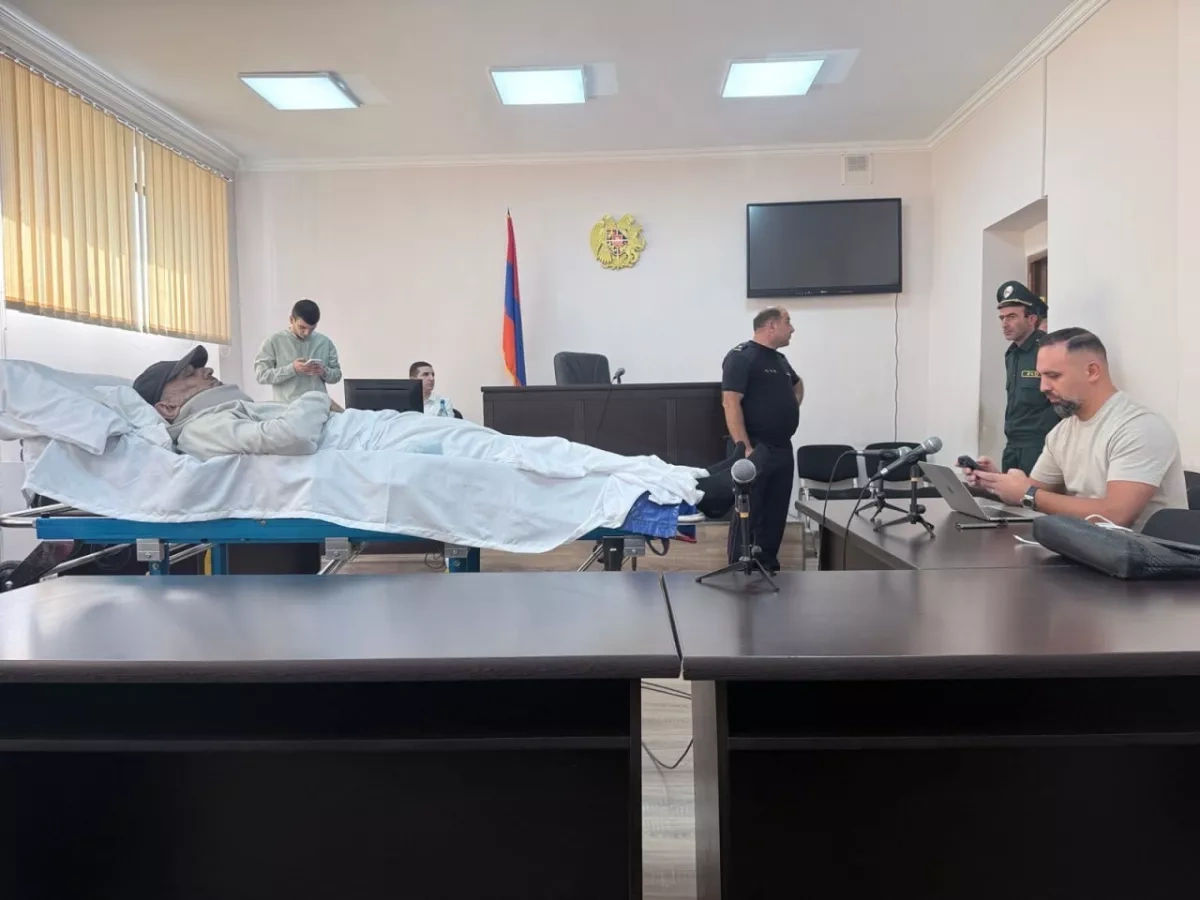 Armenia’s former revenue chief taken to court on medical stretcher PHOTO